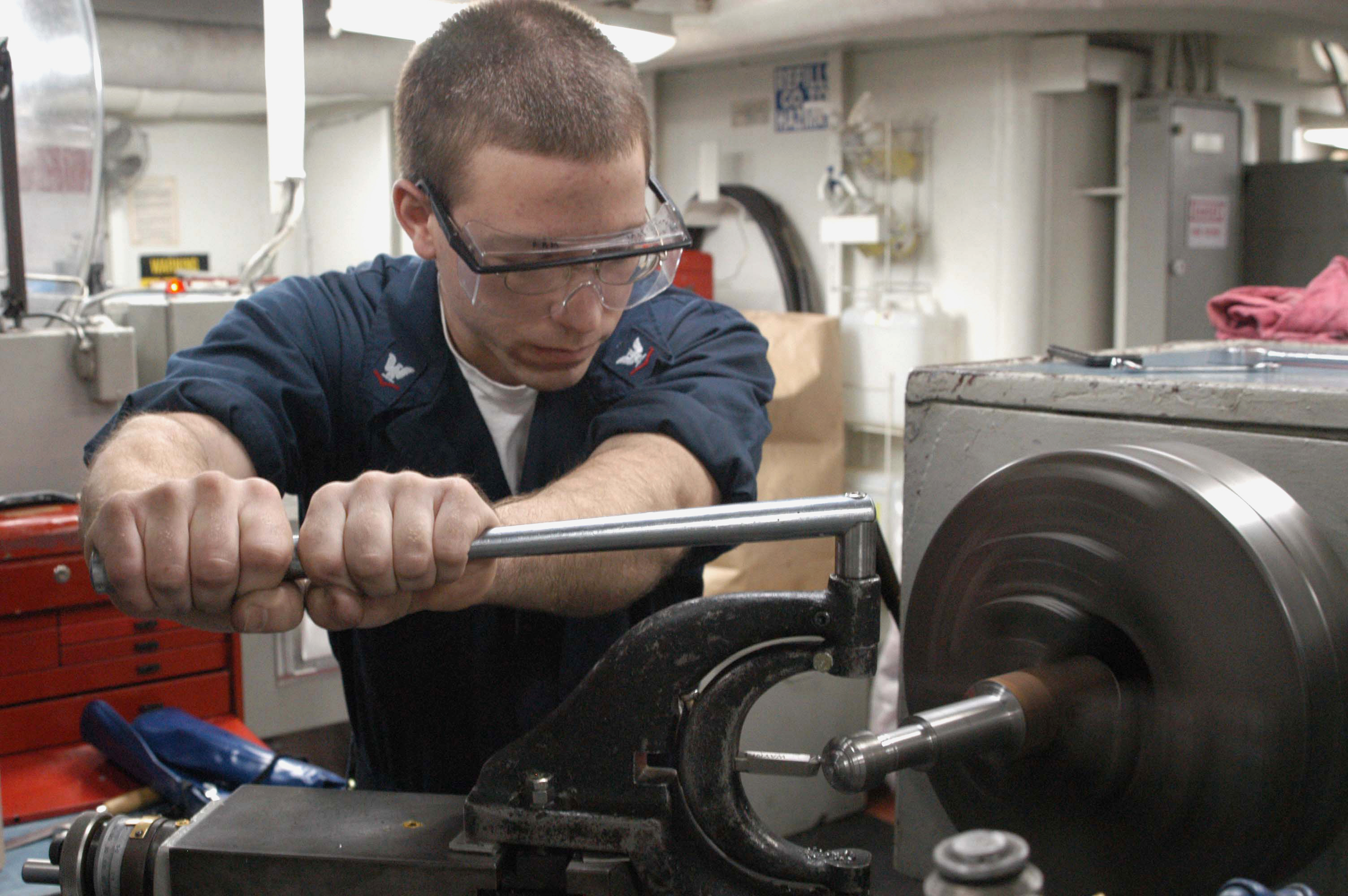 Tuyển nhân viên cho nhà máy lắp ráp máy phát điện